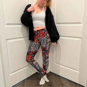 Dark bold pattern leggings